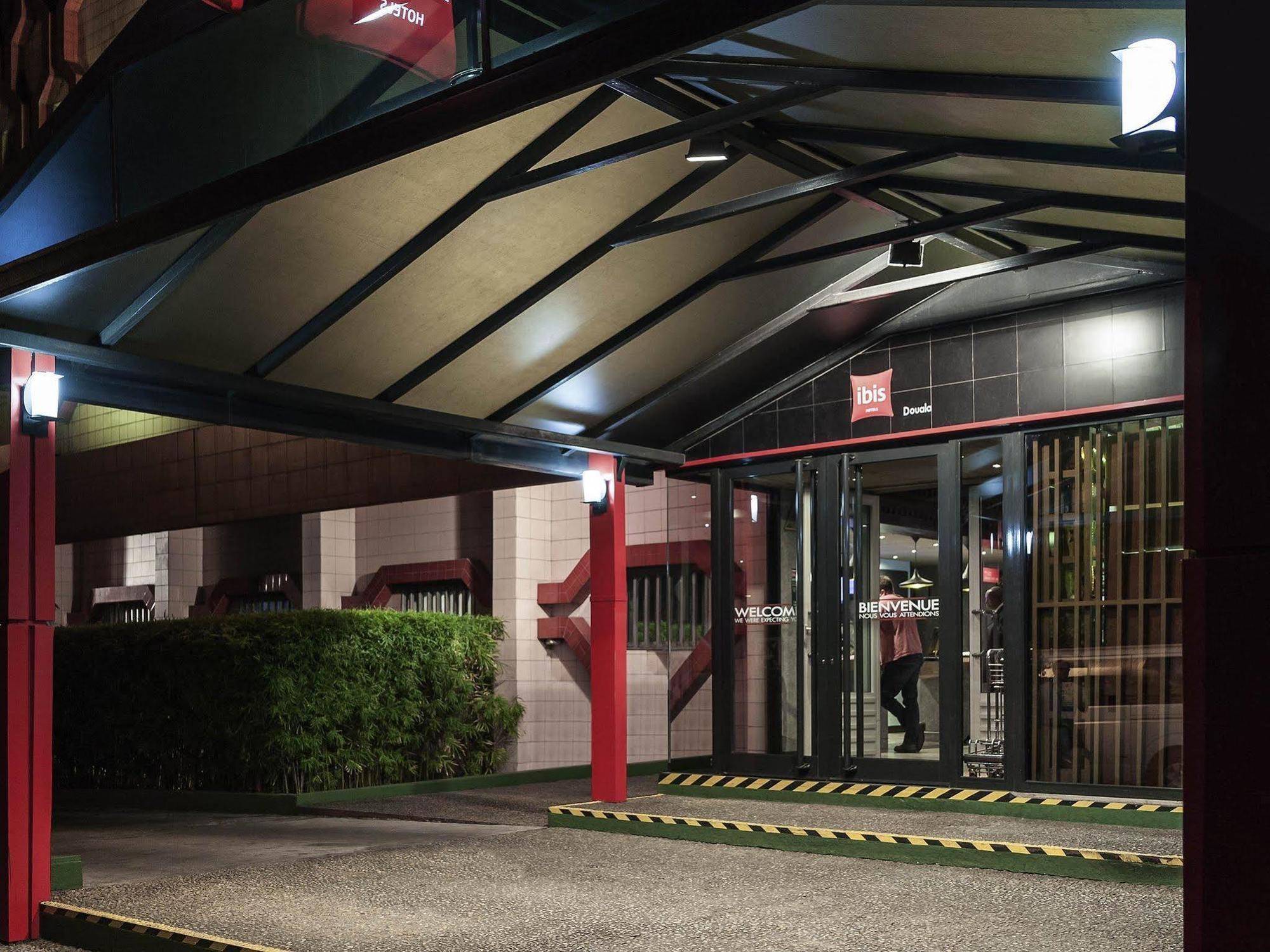 Hotel Ibis Douala Esterno foto