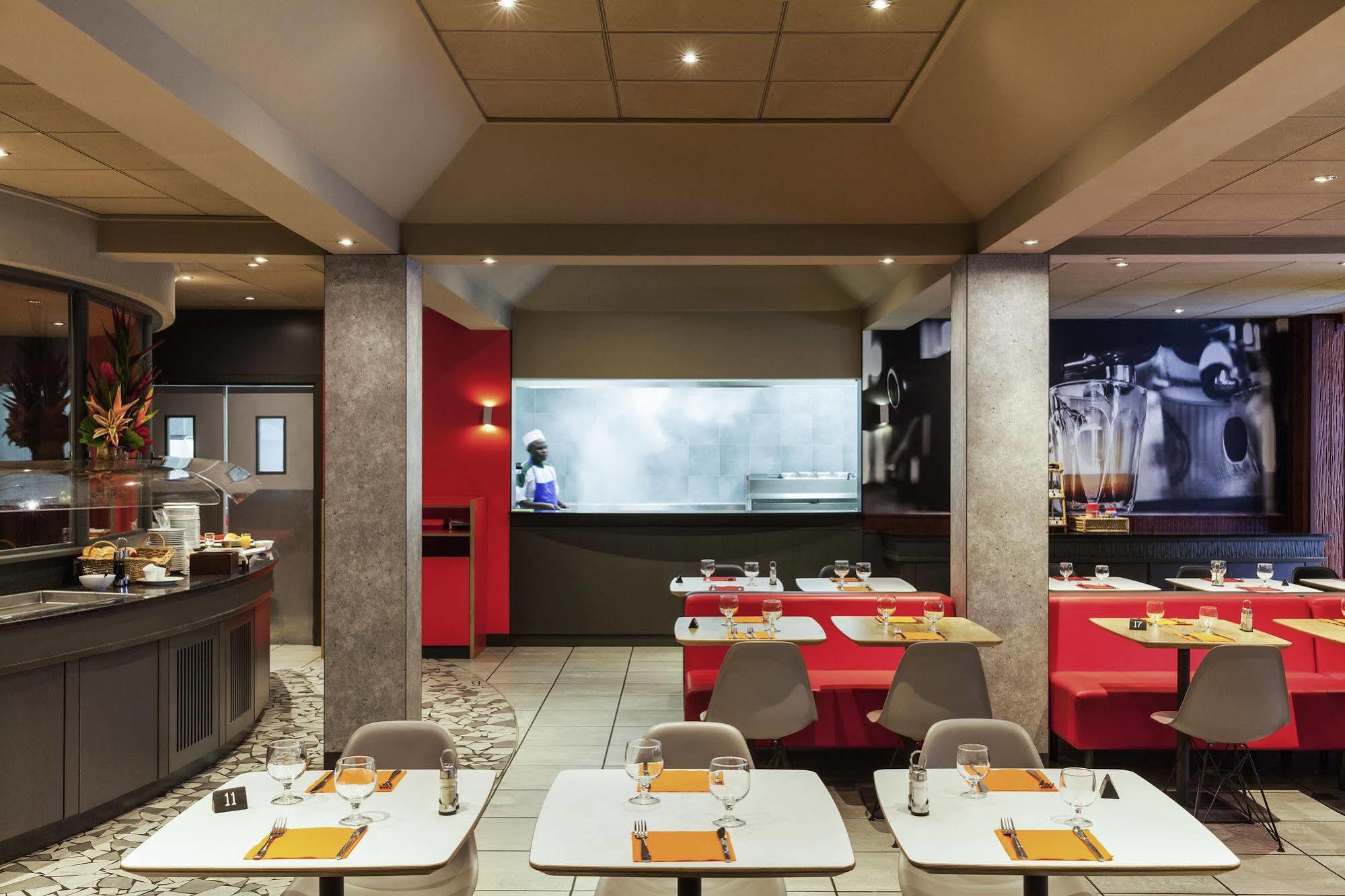 Hotel Ibis Douala Esterno foto