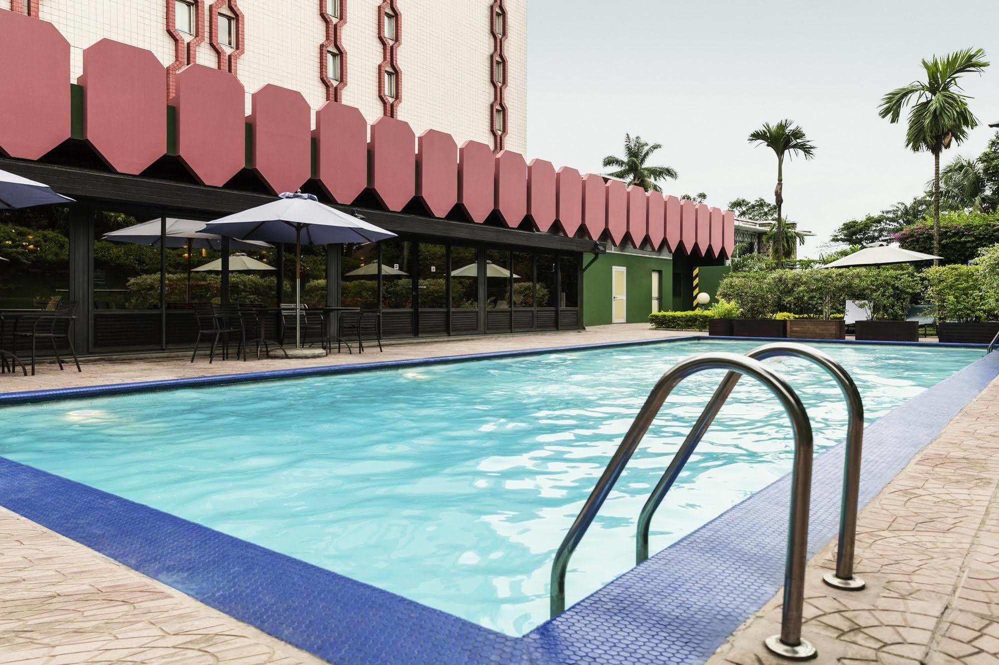 Hotel Ibis Douala Esterno foto
